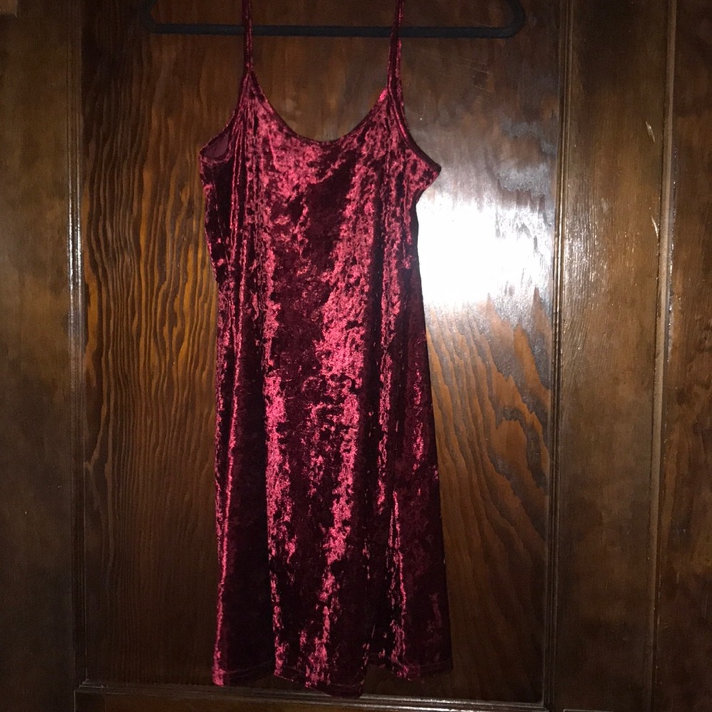 I’m selling this beautiful velvet dress